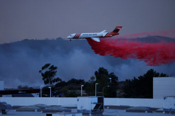  미 한인 거주지 인근 산불 진화하는 소방 비행기                                                                                                                                                    