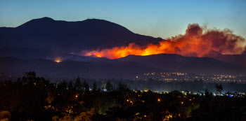  미 캘리포니아주 어바인 인근에서 번지는 산불                                                                                                                                                      
