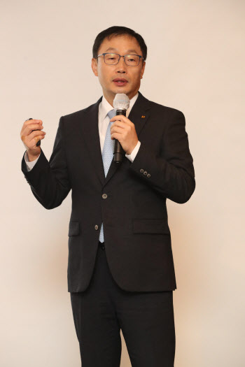KT 2020년 기자간담회에서 발표하는 구현모 대표                                                                                                                                                     