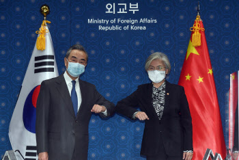 팔꿈치 인사하는 강경화 외교부 장관-중국 왕이 외교부장                                                                                                                                             