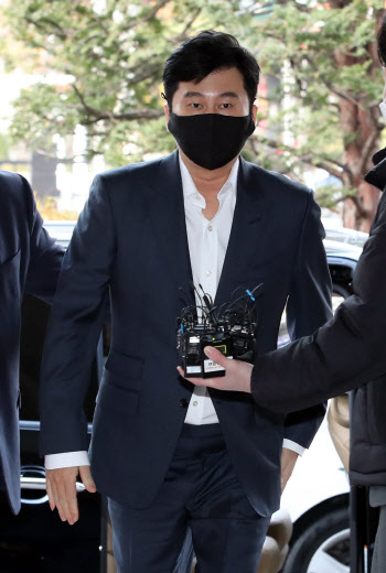 법원 들어서는 양현석 전 YG엔터테인먼트 대표 프로듀서                                                                                                                                              