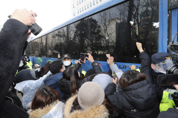 법원을 빠져나가는 버스를 향해 절규하는 시민들                                                                                                                                                     