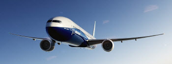 파편 추락 '보잉 777' 운항중단 권고…아시아나·대한항공도                                                                                                                                      
