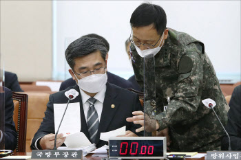 국방위, '보고 받는 서욱 국방부 장관'                                                                                                                                                    