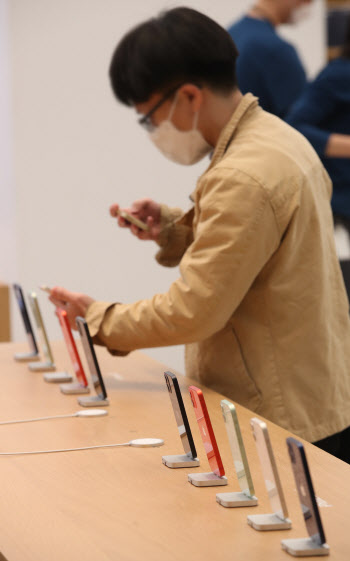 애플 스토어 2호점, 아이폰 살펴보는 한 시민                                                                                                                                                        