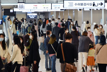 봄나들이객들로 김포공항 '인산인해'                                                                                                                                                      