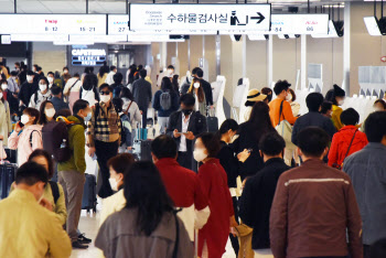 봄나들이객들로 김포공항 국내선 '인산인해'                                                                                                                                               