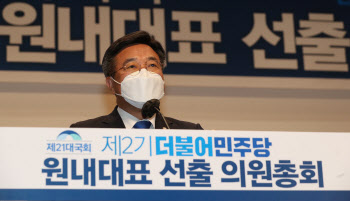 윤호중 신임 원내대표, '개혁바퀴 멈춰선 안돼'                                                                                                                                            