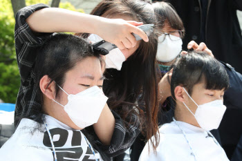 후쿠시마 원전 오염수 방류 결정에 삭발하는 대학생                                                                                                                                                  