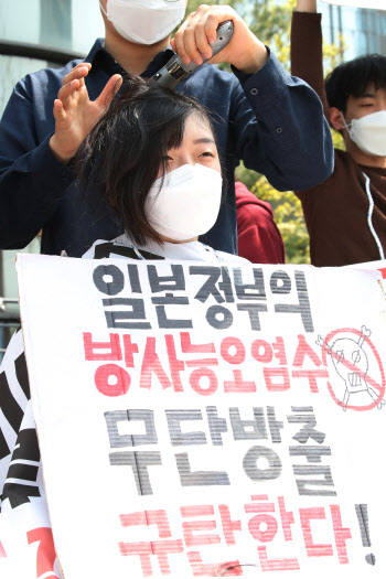 삭발하는 대학생 '후쿠시마 원전 오염수 방류 결정 규탄'                                                                                                                                   