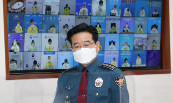 코로나19 중앙재난안전대책본부 회의 입장하는 김창룡 청장                                                                                                                                           