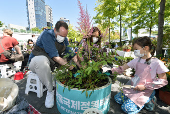 서울 거주 외국인 가족들, 만리동광장에 각국의 특색이 담긴 작은 정원 만들다                                                                                                                         