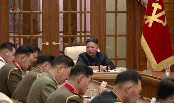  중앙군사위 제8기 제2차 확대회의 주재하는 김정은 북한 국무위원장                                                                                                                                  