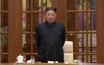  회의 주재하는 김정은 북한 국무위원장                                                                                                                                                             