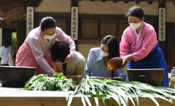 '단오' 맞이 한국민속촌에서 세시풍속 체험하는 시민들                                                                                                                                     