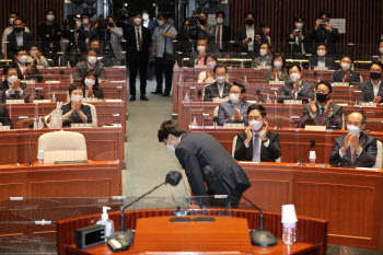 국민의힘 의원총회, '박수 받는 이준석 대표'                                                                                                                                              