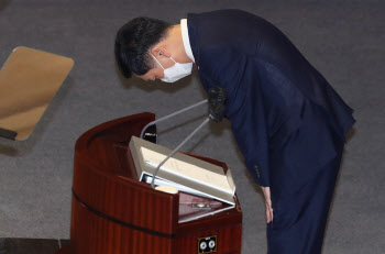대표연설에 앞서 인사하는 김기현 원내대표                                                                                                                                                          