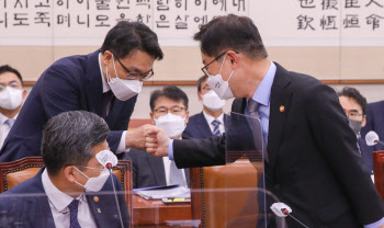 법사위 전체회의, '인사하는 박범계-김진욱'                                                                                                                                               