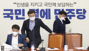 '정책조정회의 참석하는 윤호중'                                                                                                                                                          