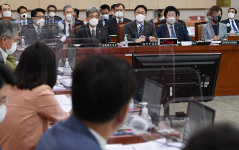 법사위 전체회의 '답변하는 박범계 장관'                                                                                                                                                  