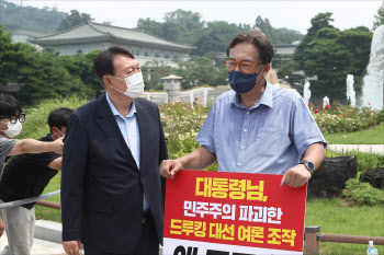 '청와대 앞 1인 시위 정진석 의원 격려하는 윤석열'                                                                                                                                        
