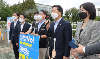 징벌적 손해배상제 반대투쟁 릴레이 시위 현장 찾은 김기현 원내대표                                                                                                                                  