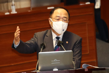 '대정부질문 답변하는 홍남기'                                                                                                                                                            