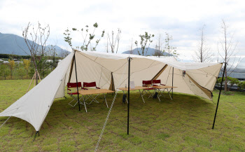 스노우피크 코리아 '랜드스테이션 하남' 야외 필드 존에 설치된 텐트                                                                                                                        