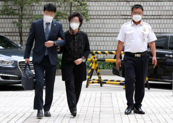 윤석열 장모, 석방후 첫 2심재판 출석…신변보호 요청                                                                                                                                                