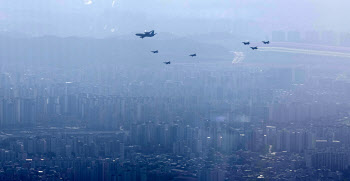 서울상공위 저고도 비행하는 FE-737 조기경보기와 KF-16, FA-50 전투기 편대                                                                                                                           