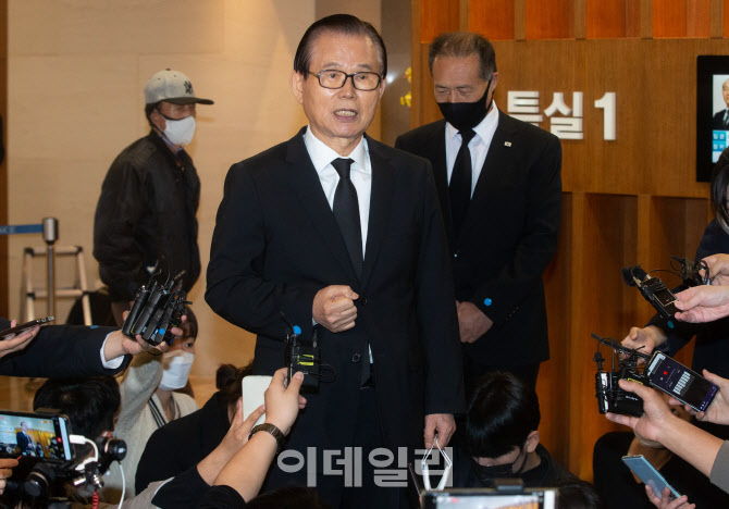 취재진 질문에 답하는 박철언 전 체육청소년부 장관                                                                                                                                                  