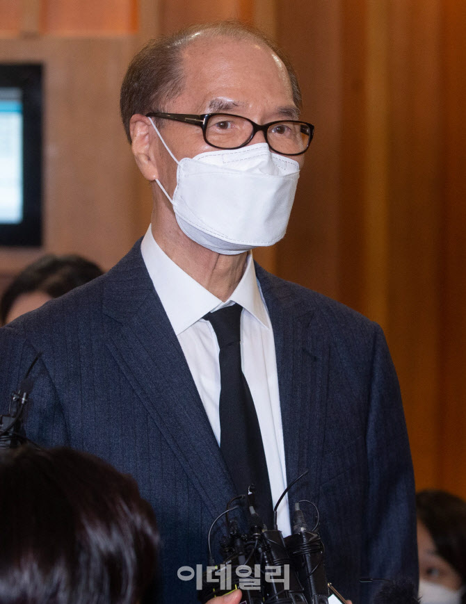 취재진 질문에 답하는 김용갑 전 청와대 민정수석                                                                                                                                                    