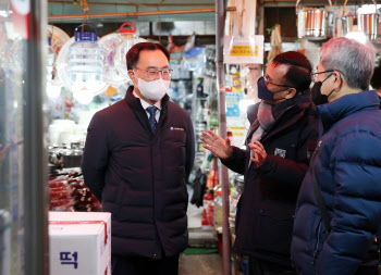  전통시장 상인들과 대화하는 문승욱 산자부 장관                                                                                                                                                    