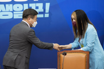인사 나누는 윤호중 더불어민주당 비대위원장-방송인 하리수                                                                                                                                          
