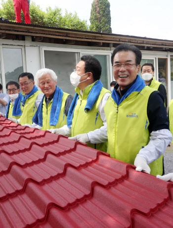  지붕교체하는 농협 봉사단                                                                                                                                                                         