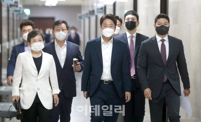 '최고위 참석하는 이준석'                                                                                                                                                                