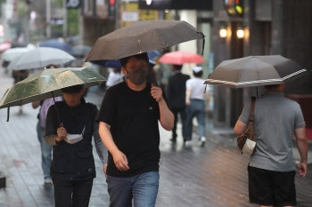 우산 쓴 시민들                                                                                                                                                                                    