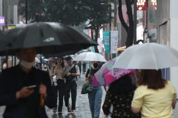 장마 시작, 우산 쓴 시민들                                                                                                                                                                         