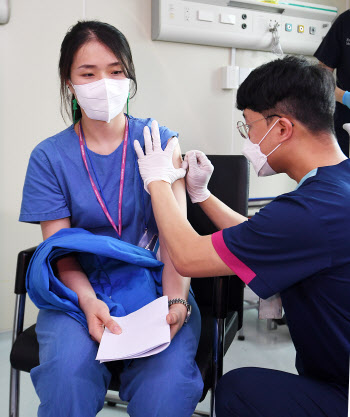 의료진부터 원숭이두창 대응 백신 접종                                                                                                                                                              