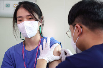 원숭이두창 백신 접종받는 의료진                                                                                                                                                                   