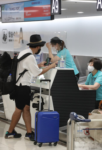 김포에서 하네다로 출국하는 승객들                                                                                                                                                                 