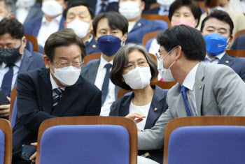 민주당 의원총회, '대화하는 이재명-박용진'                                                                                                                                               