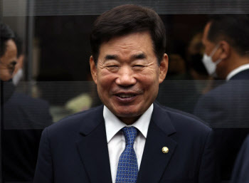 '미소 보이는 김진표 국회의장'                                                                                                                                                           