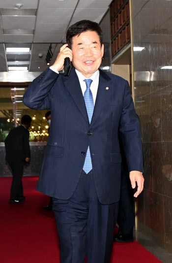김진표 국회의장, '미소 보이며 출근'                                                                                                                                                     
