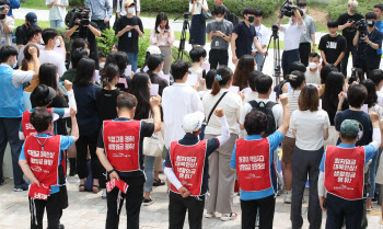 재학생들 뒤에서 구호 외치는 노동자들                                                                                                                                                              