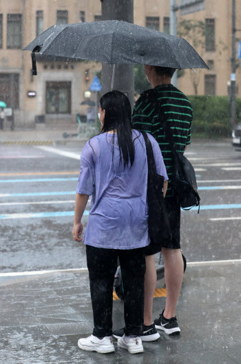 우산도 막지 못하는 폭우                                                                                                                                                                           