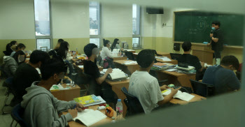 수능 D-100 수업에 집중하는 학생들'                                                                                                                                                           