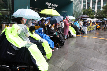 시청 앞에서 시위하는 전국장애인차별철폐연대                                                                                                                                                       