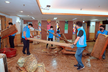 사당동 지역의 수해 복구하는 행복드림봉사단                                                                                                                                                        
