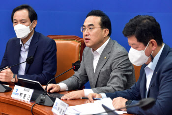 더불어민주당 비상대책위원회의에서 발언하는 박홍근 원내대표                                                                                                                                        